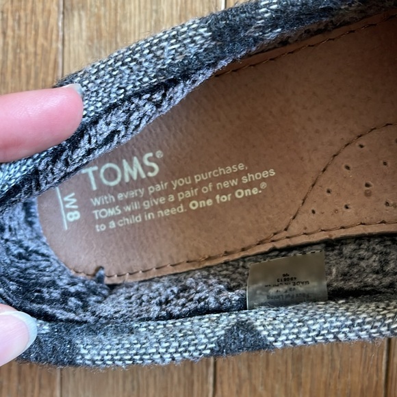 Tom’s fleece lined slip ons - Picture 4 of 4